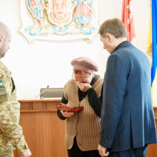 Вручили нагороду матері.
