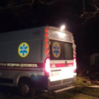 Несли жінку до "швидкої".