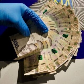 Обікрав офіс.