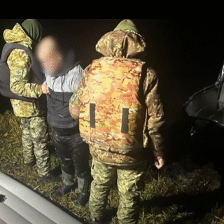 Перепливав Дністер на матраці.