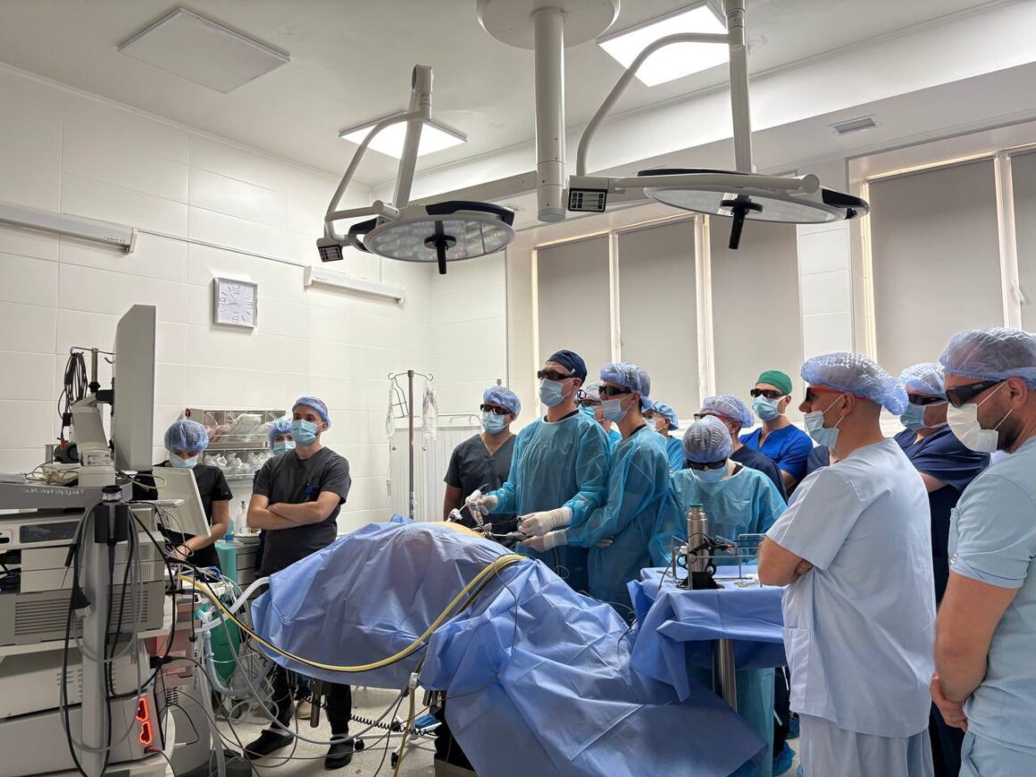 У вінницькій лікарні Пирогова вчили оперувати без скальпелів