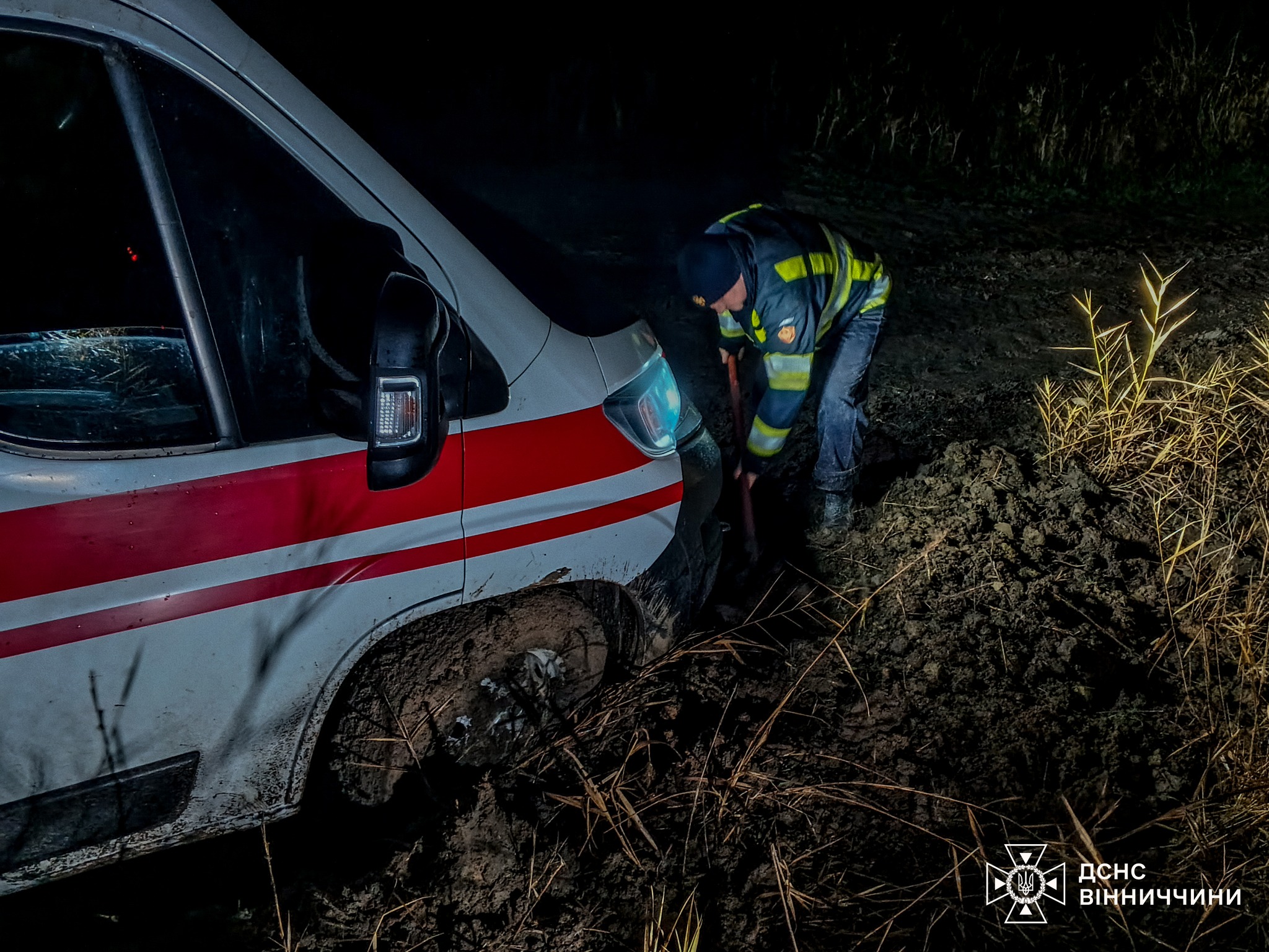 На Вінниччині дві «Швидкі допомоги» застряли на бездоріжжі