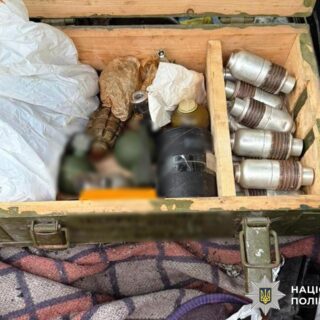 Схрон зі зброєю.