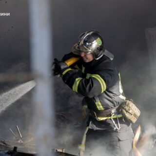 Гасили пожежу на складі.