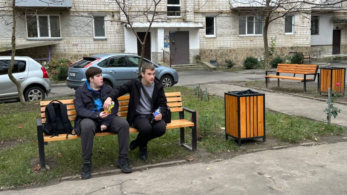 «Твори добро» у дії: мешканці та благодійники разом облаштували двір на Келецькій