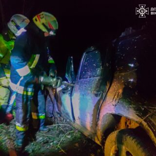 Деблокували людей із автівки.
