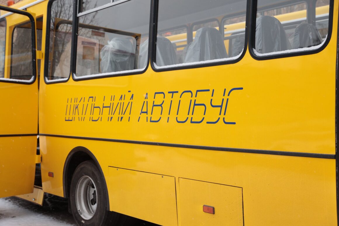 Дев’яти громадам з Вінниччини передали одинадцять шкільних автобусів