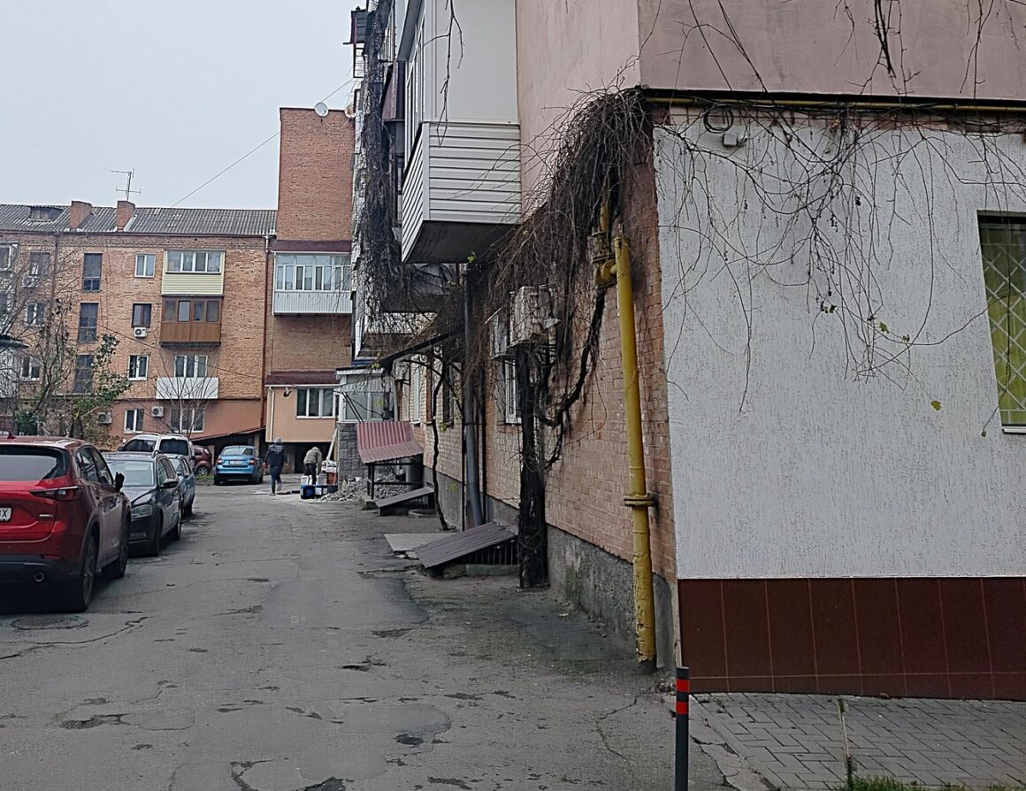 У вінницькому будинку по Театральній 2 облаштовують безбар’єрний простір