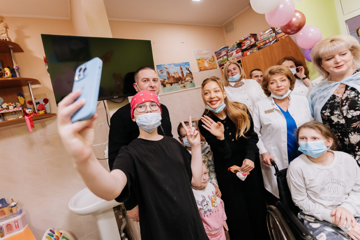 Вінницьку обласну дитячу лікарню відвідала Тіна Кароль