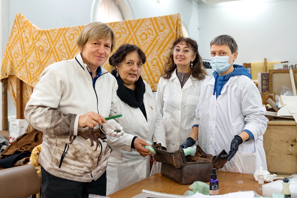 У Вінницькому обласному краєзнавчому музеї працюють столичні реставратори. Фото