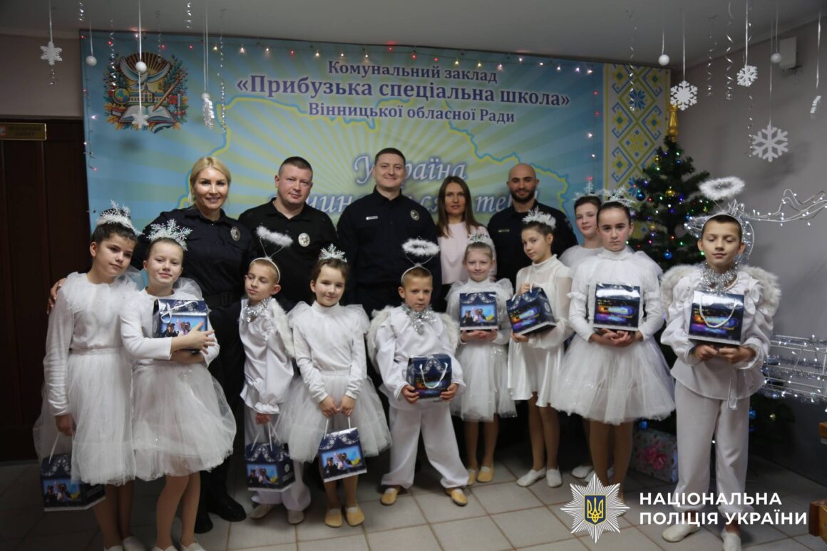 Поліцейські Вінниччини святкували День Святого Миколая з дітками Прибузької спеціальної школи