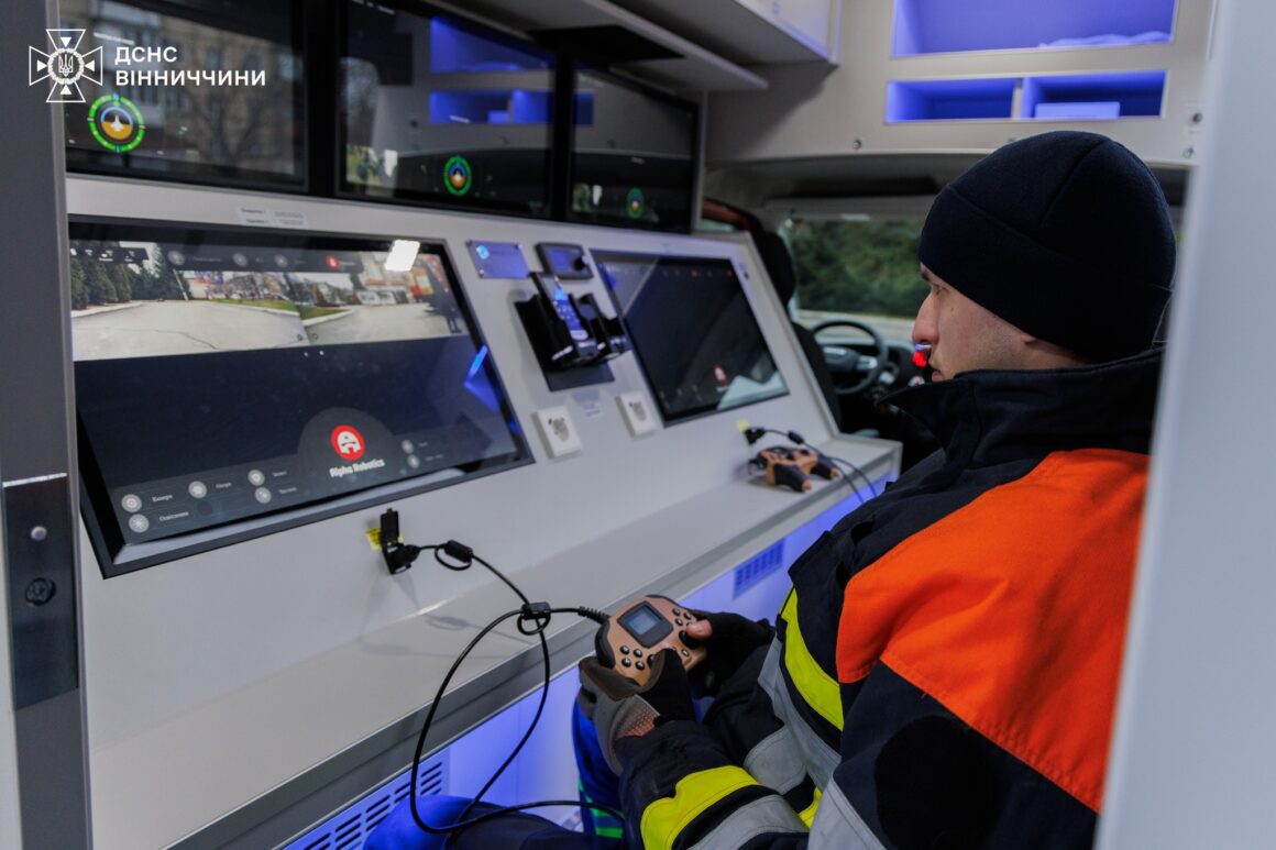 Вінницькі рятувальники показали нову роботизовану систему пожежогасіння