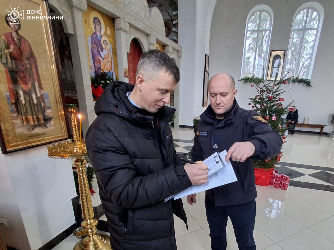 Вінницькі рятувальники нагадали священникам про пожежну безпеку під час святкових богослужінь