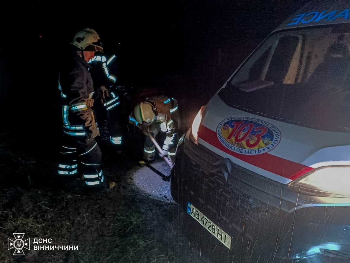 Вінницькі рятувальники витягнули машину «швидкої допомоги» з багнюки