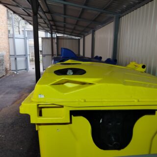 Контейнерний майданчик.