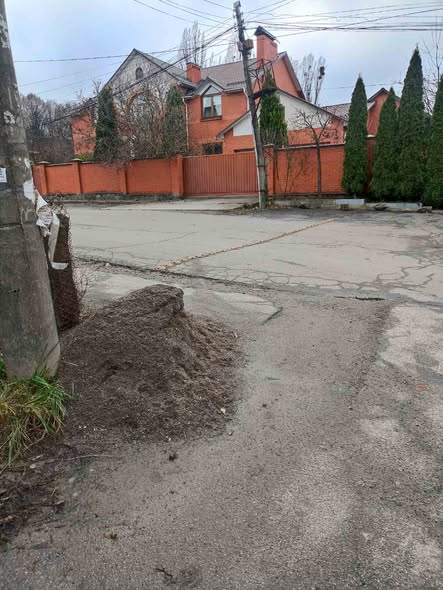 На майже 600 локацій у приватному секторі Вінниці завезли протиожеледну суміш