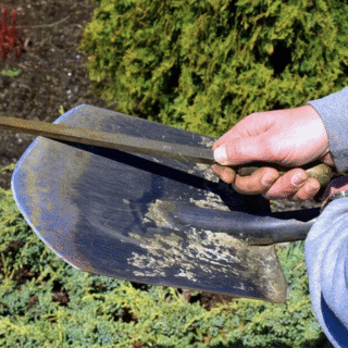 Заточування лопати правильним кутом для ефективної роботи