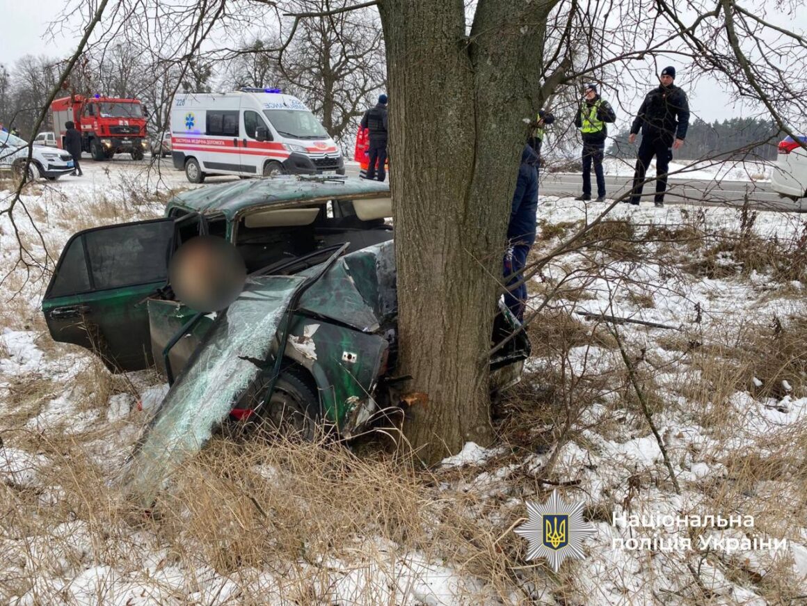 У ДТП на Вінниччині загинула пасажирка та постраждав водій