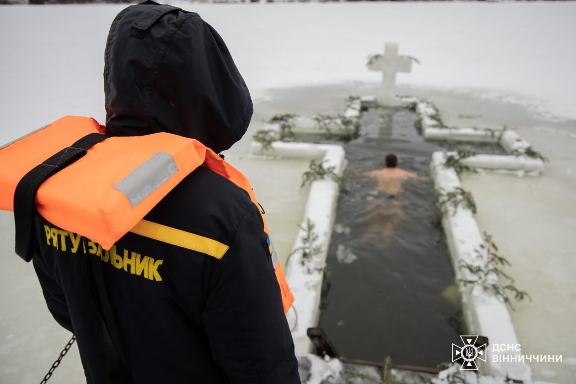 Вінничани пірнали в ополонки, а рятувальники стояли насторожі