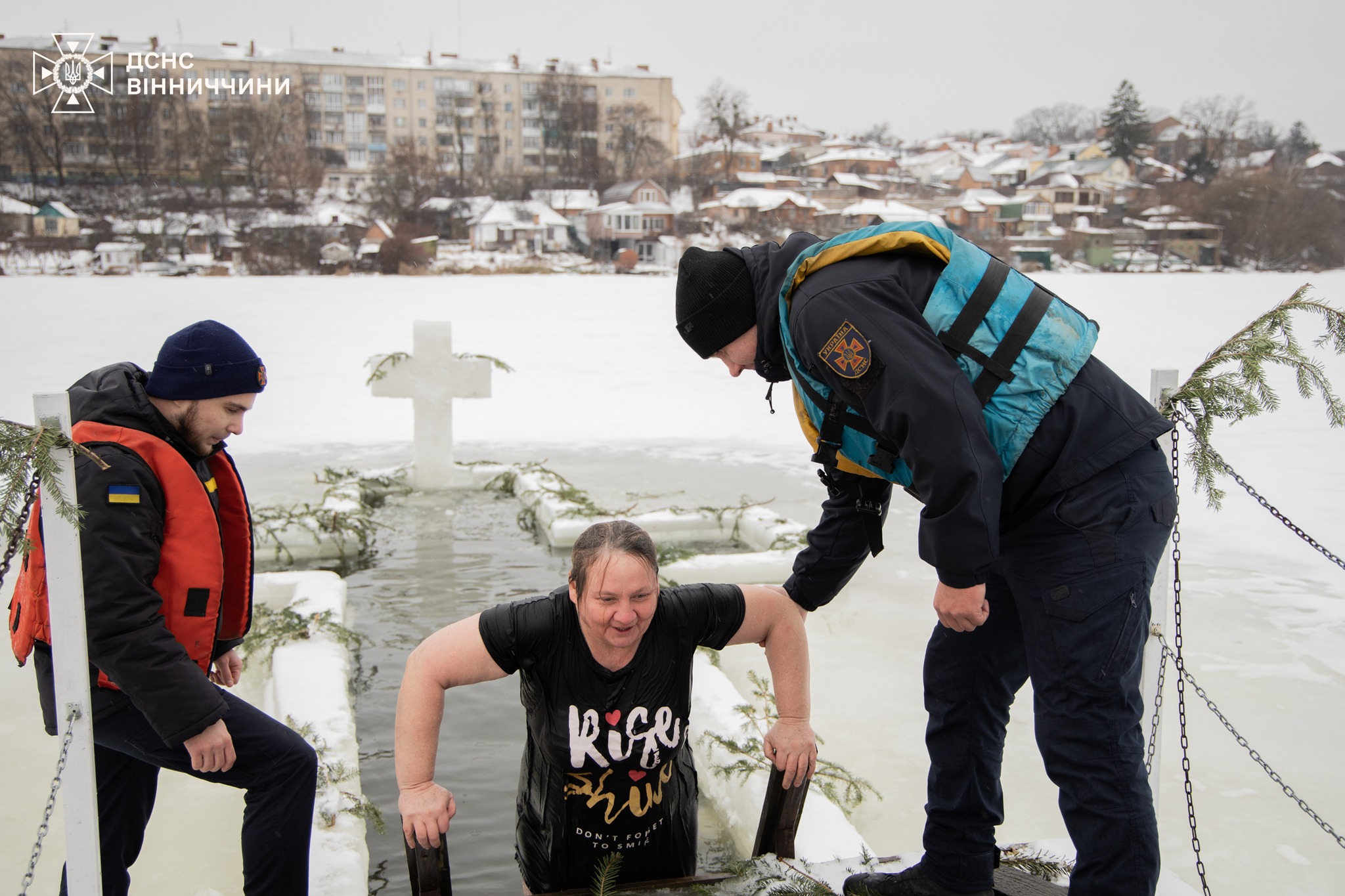 Вінничани пірнали в ополонки, а рятувальники стояли насторожі
