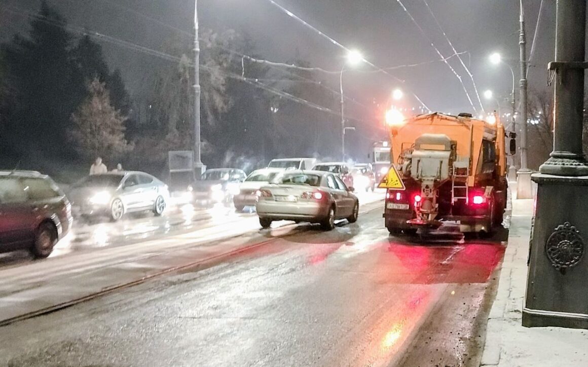 У Вінниці чистять та посипають вулиці
