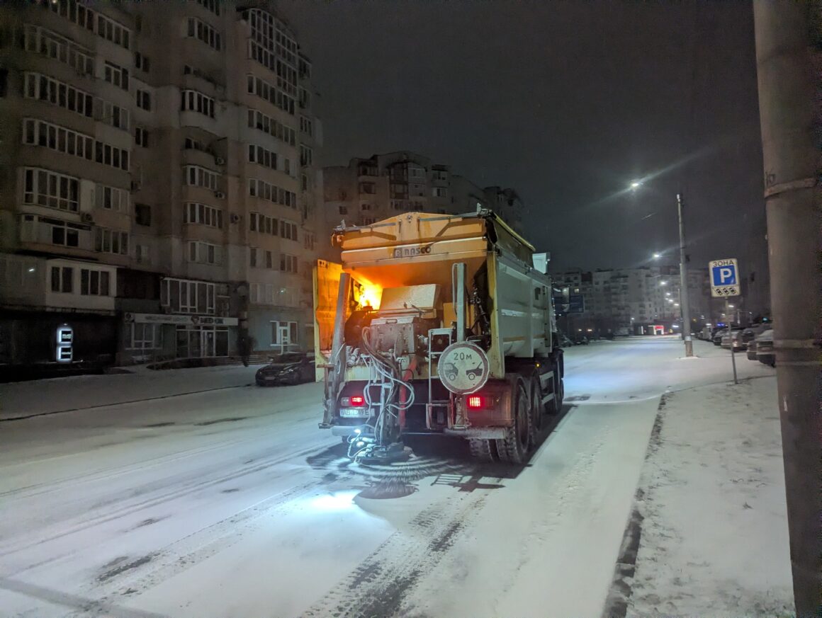 Понад 30 одиниць техніки сьогодні залучали для прибирання вулиць у Вінниці