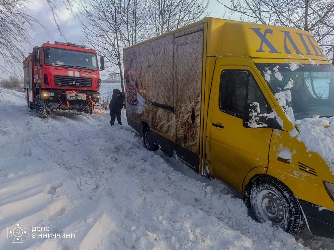 На Вінниччині із заметів витягали автомобілі