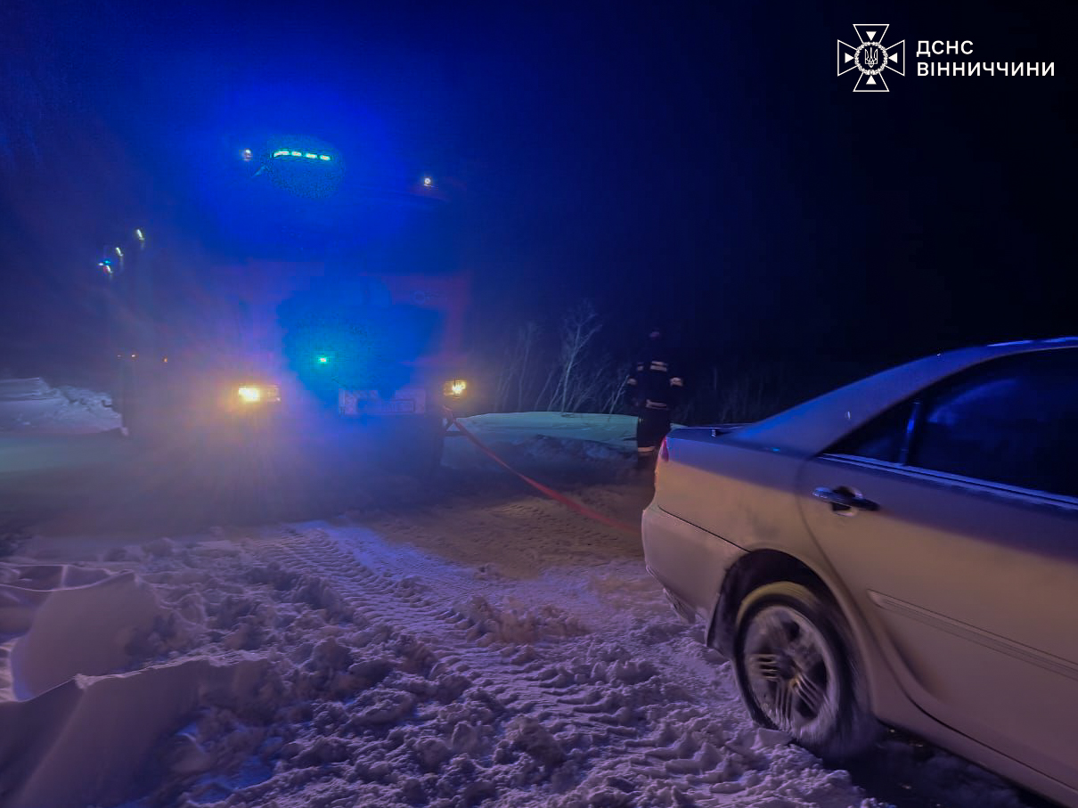 На Вінниччині із заметів витягали автомобілі