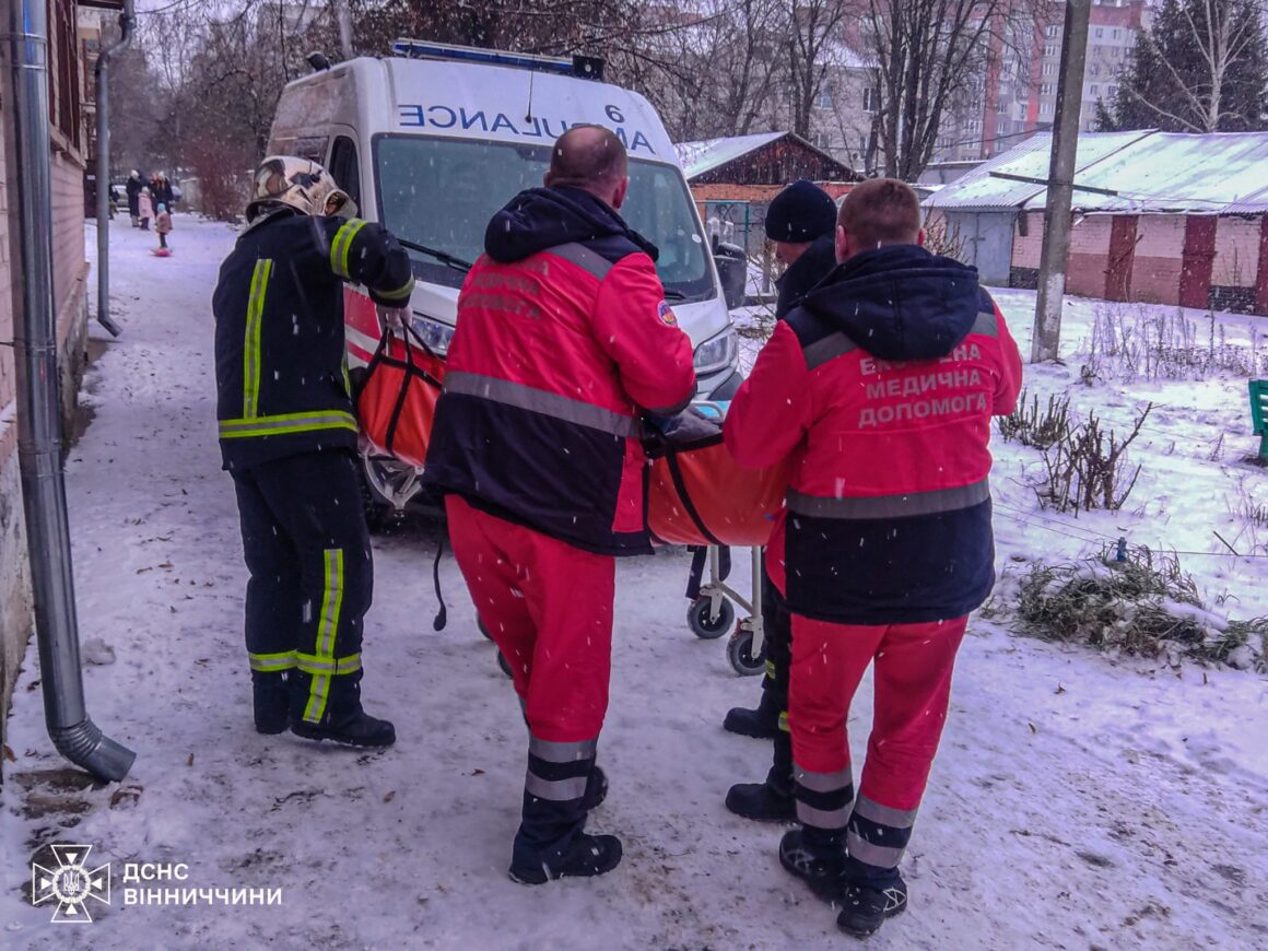 Рятувальники допомогли вінничанці, яка втратила свідомість у ванній
