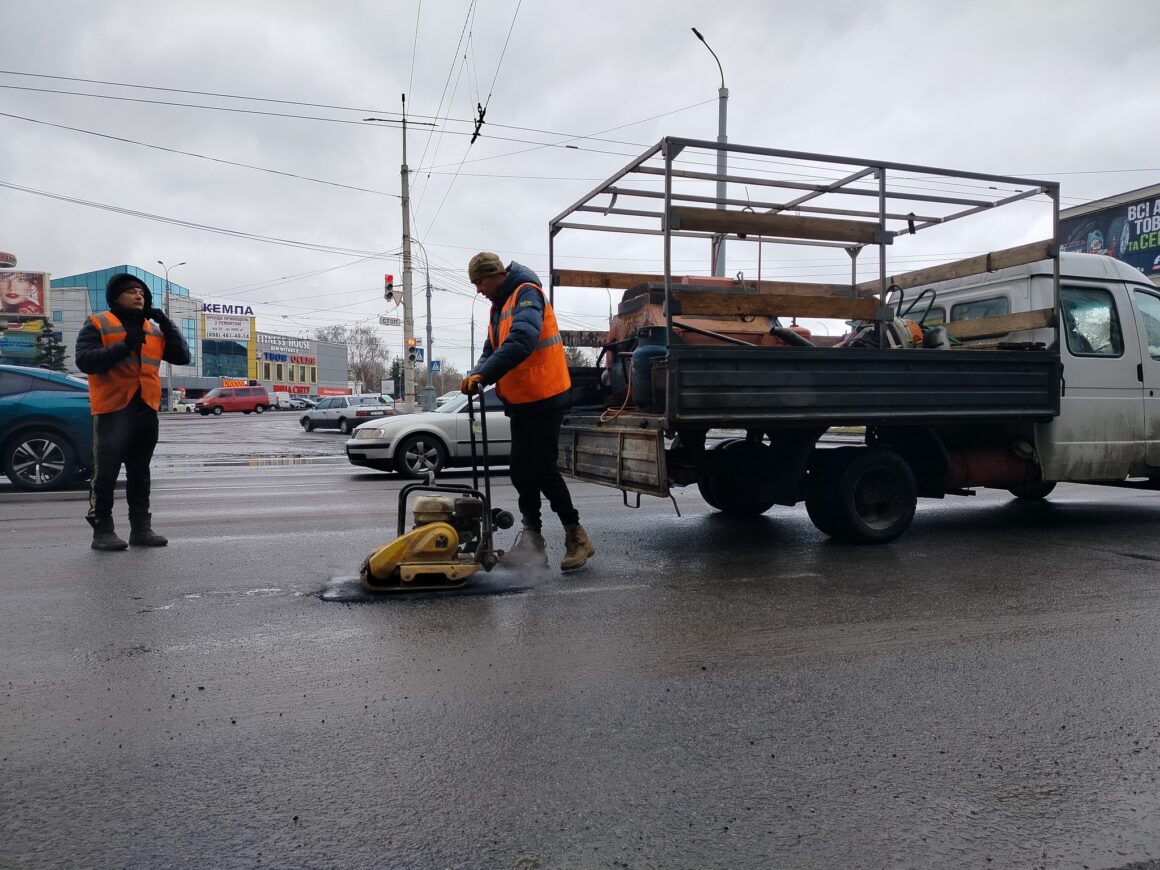У Вінниці після снігу проводять «ямкові» ремонти