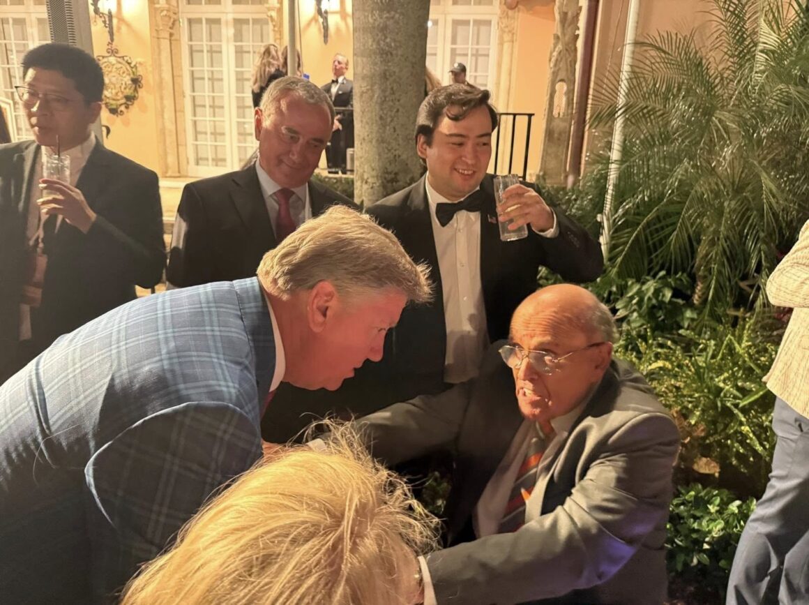 Екс-голова Вінницької ОДА відвідав резиденцію Трампа в Mar-a-Lago
