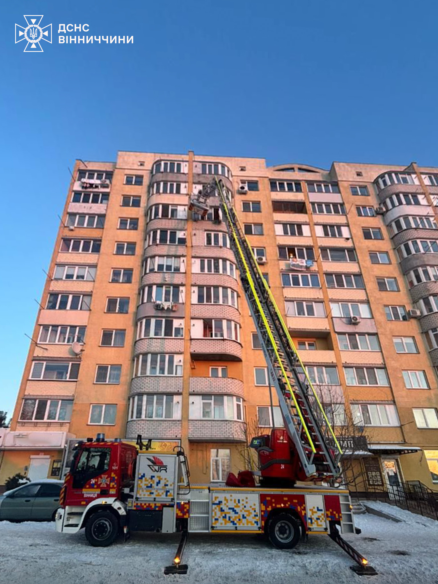 Щоб допомогти вінничанину, рятувальники розгорнули пожежну автодрабину