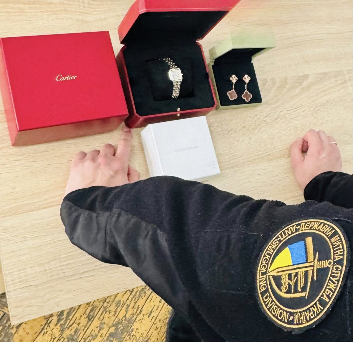 У пункті пропуску на Вінниччині зупинили подружжя, яке намагалось ввезти незадекларовані годинник та сережки