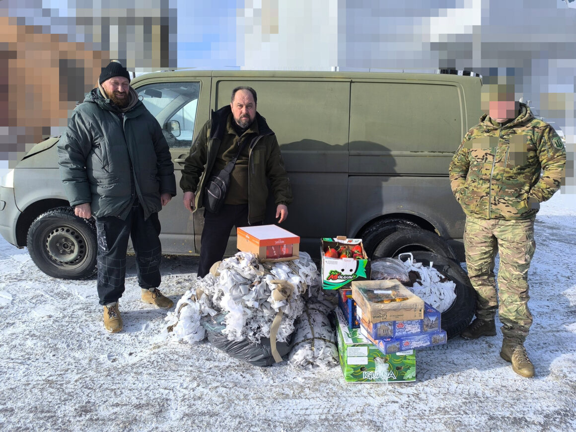 Вінницькі священники ПЦУ відвезли бійцям на фронт допомогу