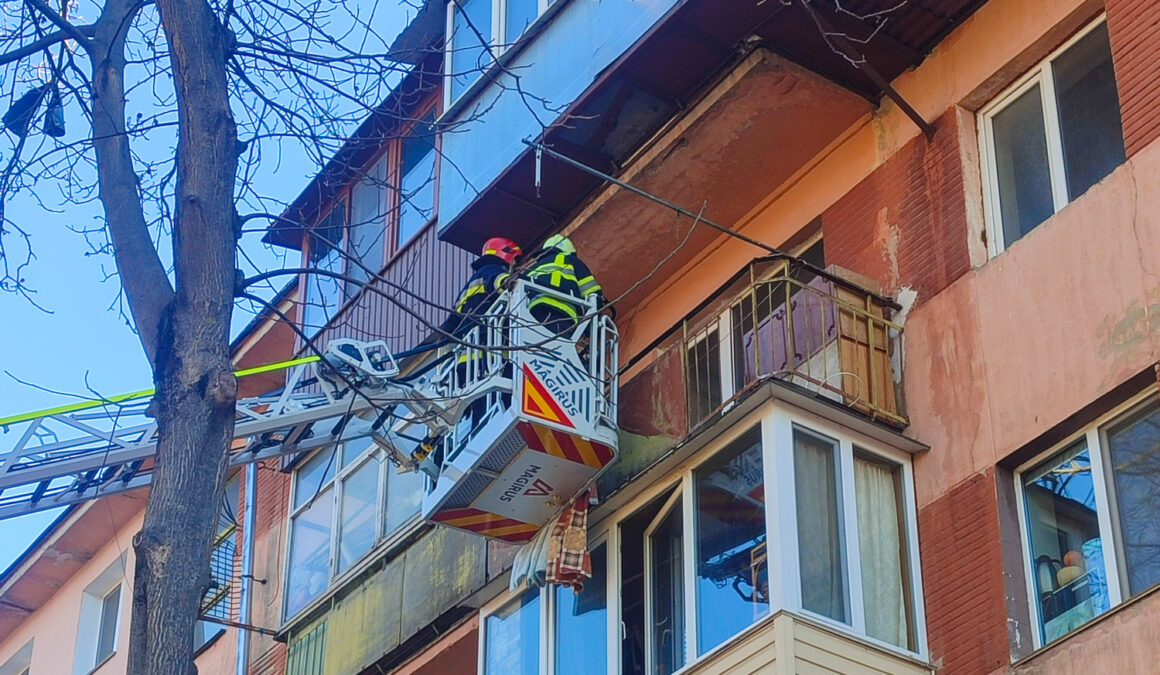 Щоб потрапити у квартиру в вінницькій п’ятиповерхівці довелось розгортати пожежну драбину