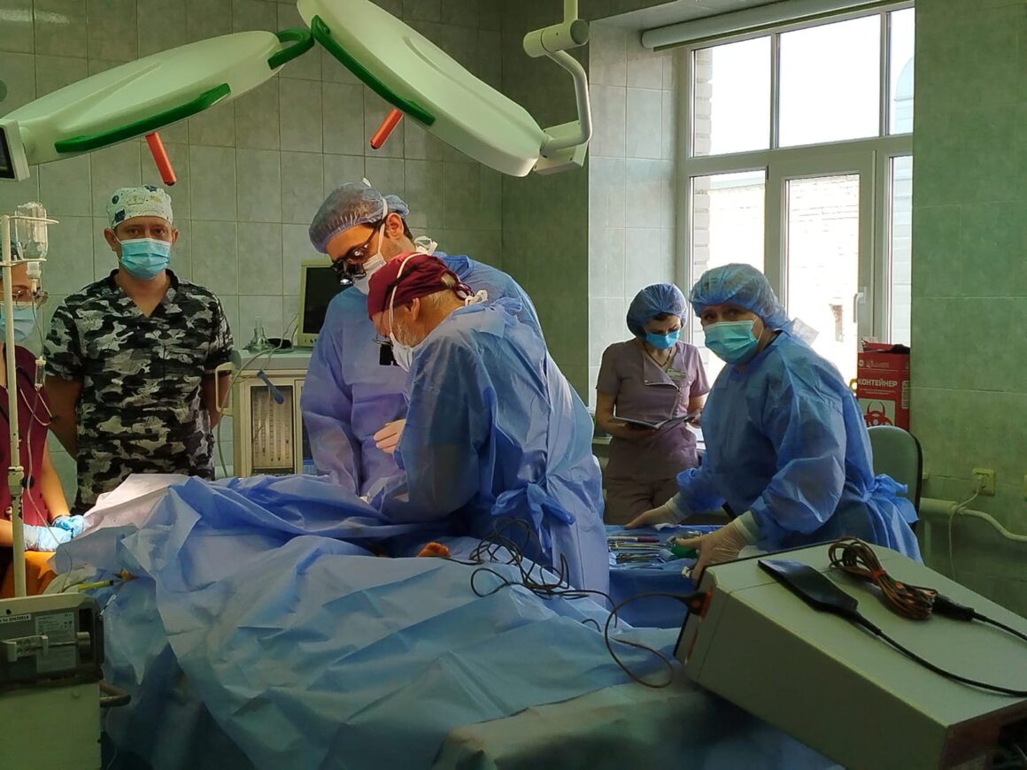 Вінницькі та німецькі лікарі роз’єднали зрощені пальчики однорічного пацієнта