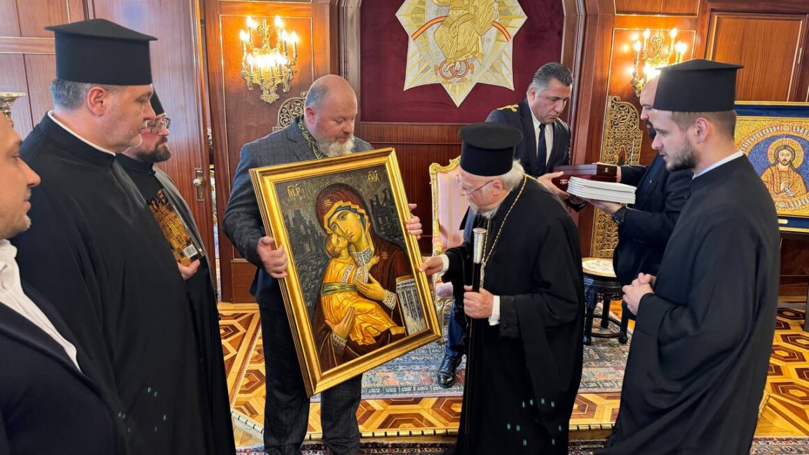 На іменини Вселенського патріарха Варфоломія І вінницький художник Володимир Козюк подарував ікону