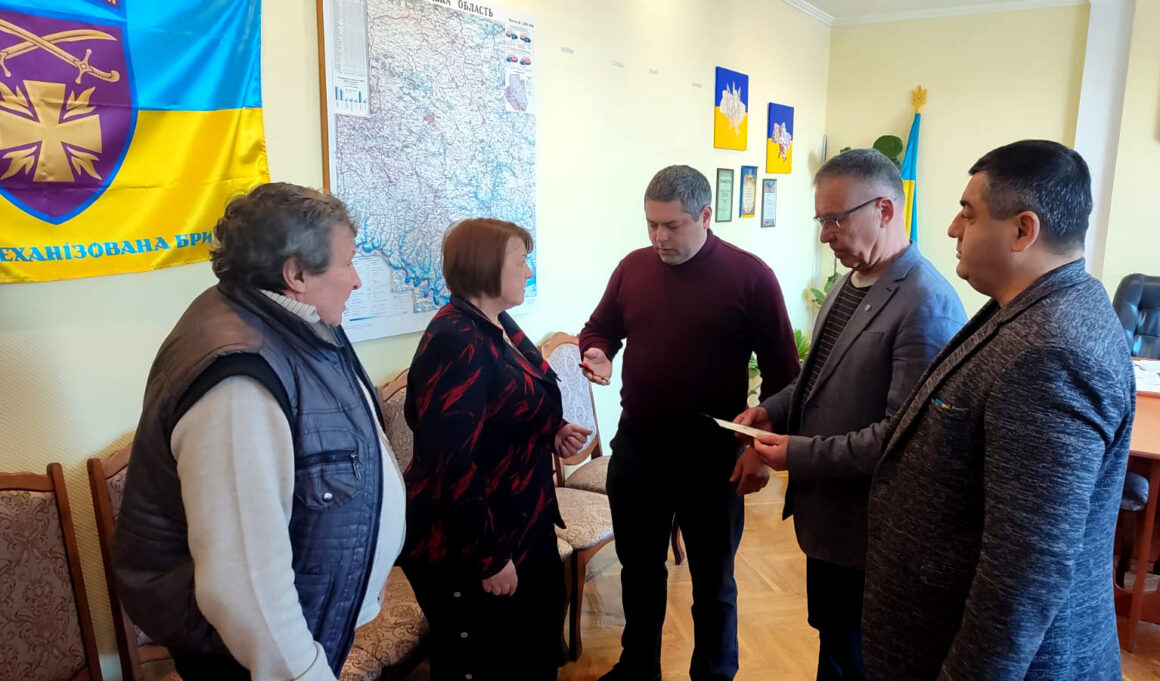 Нагороду «Золотий Хрест» передали матері воїна з Вінниччини, який вважається зниклим безвісти