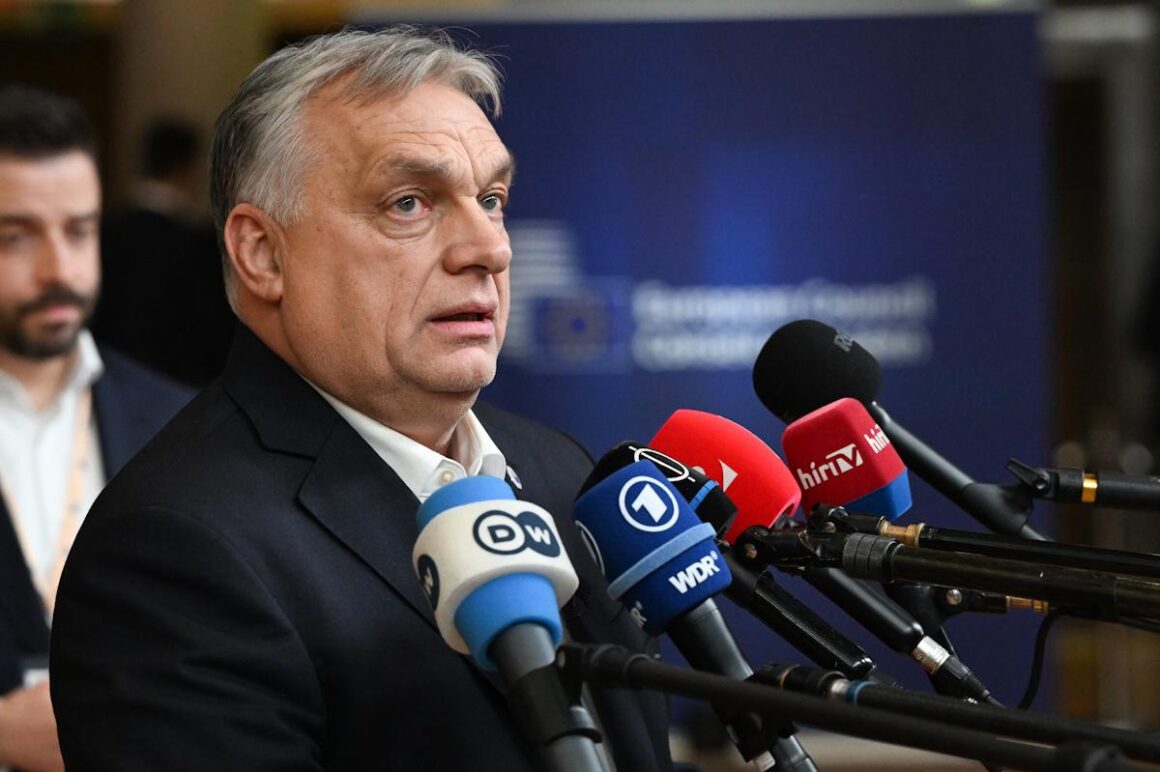 Єврокомісари хочуть отримати роз’яснення від уряду Орбана про зв’язки з РФ