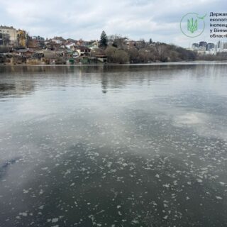 Плями на воді.