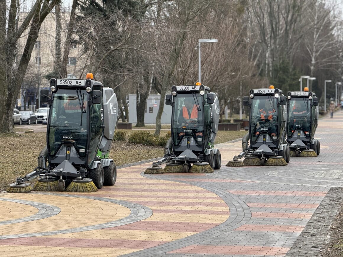 У Вінниці прибирають залишки протиодедної суміші з тротуарів та доріг