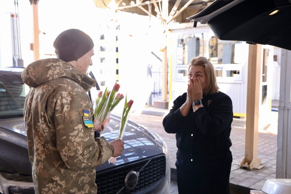 На Вінниччині подорожувальниць на кордоні зустріли квітами
