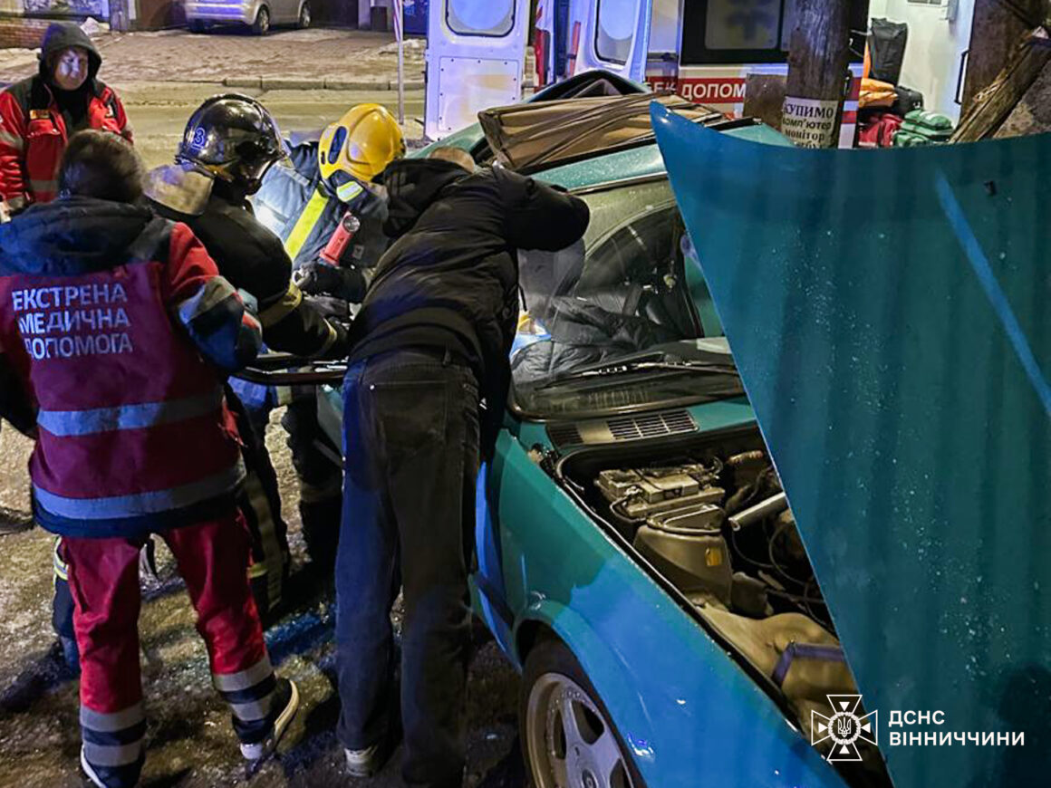 У Вінниці легковик врізався в електроопору
