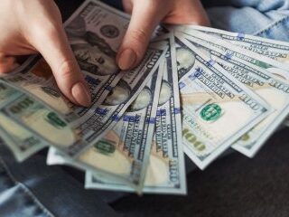 Пропонував тисячу доларів.