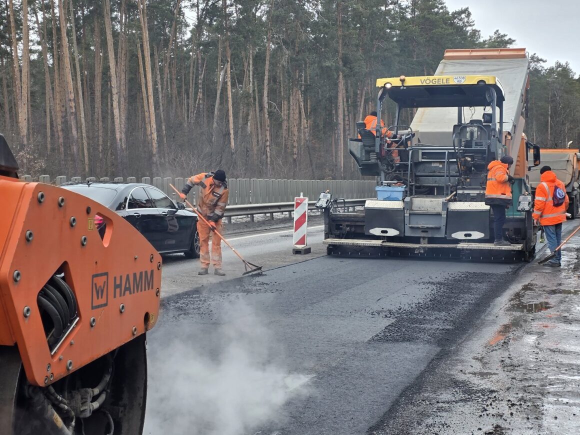 На дорозі М-21, що йде через Вінниччину, розпочали ямкові ремонти