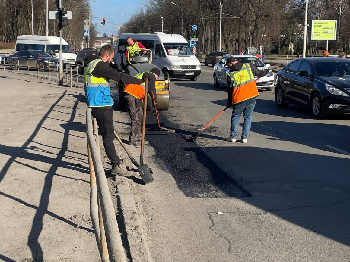 У Вінниці продовжують латати ями на дорогах