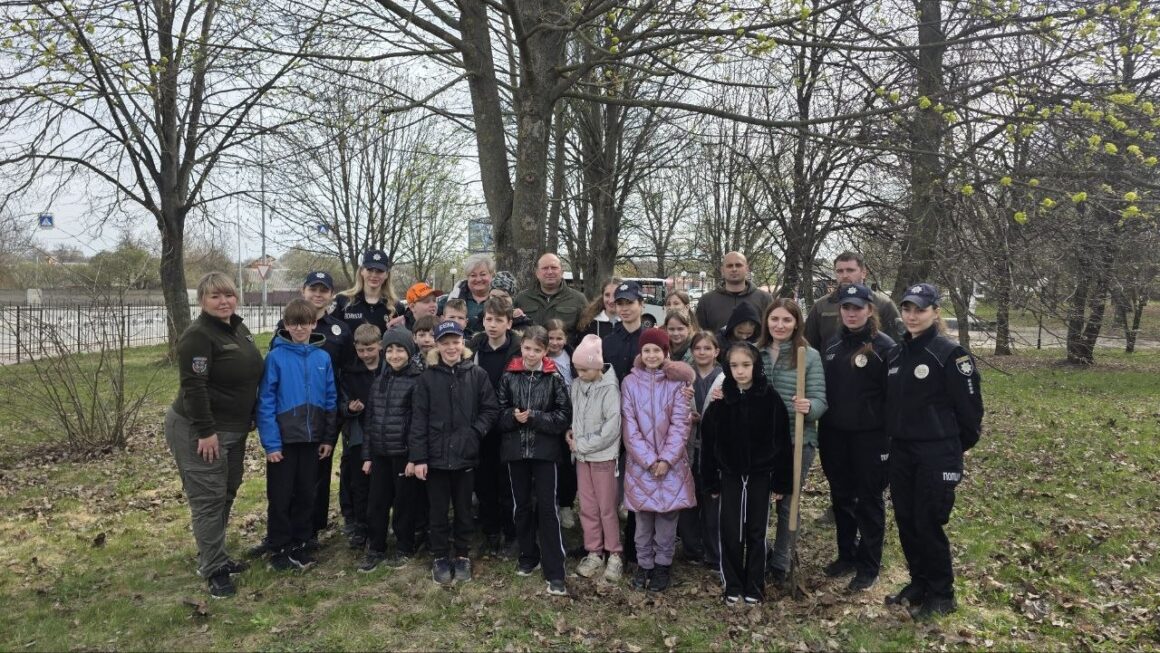 Під час акції «Шевченко єднає Україну» у Вінниці висадили 25 молодих дубків