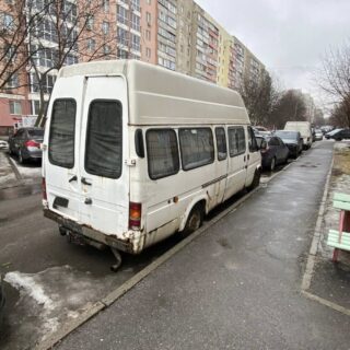 Автівки в дворах.