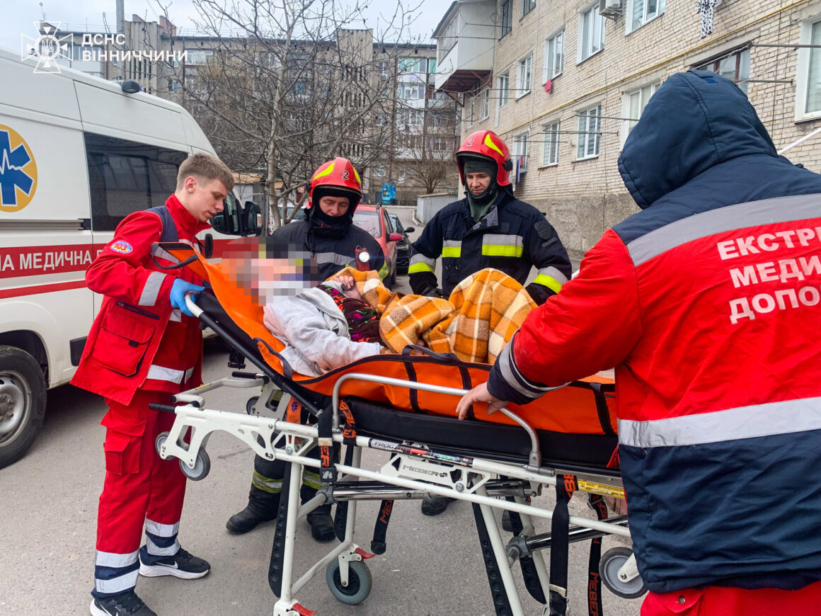 У Вінниці допомогли літній жінці, якій стало зле
