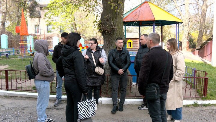 У Вінниці батьки дітей з дитячого садочка №13 цікавилися, коли будуть ремонтувати пошкоджений авіаударом заклад